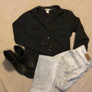 H&M black button down v neck